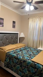 Saint AlbansDon cozy的一间卧室配有一张床和吊扇