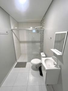 马瑙斯Hotel Manaus - Dom Pedro的白色的浴室设有卫生间和水槽。