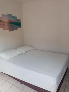 瓜拉派瑞Encanto Guarapari的白色客房内的一张大白色床