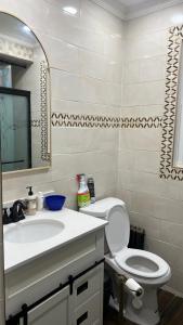 Saint AlbansDon cozy的一间带水槽、卫生间和镜子的浴室