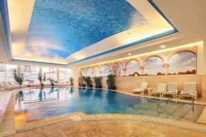 锡比乌锡比乌希尔顿酒店 的一个带天花板画的大型游泳池
