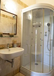 卡尔皮尼亚诺萨伦蒂诺Masseria Giamarra的带淋浴和盥洗盆的浴室