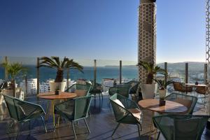 丹吉尔Hilton Tanger City Center的一个带桌椅的海景庭院