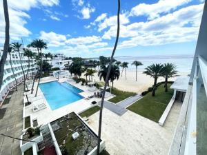 CuevasSuites Presidencial Boca chica的阳台享有海滩美景。