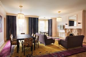 纽约The Hotel Chelsea的客厅配有桌椅和壁炉