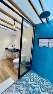 MacasMacas Glamping的一间带卫生间和蓝色墙壁的浴室