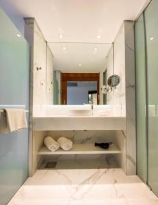 里约热内卢Hotel Nacional的一间带水槽和镜子的浴室