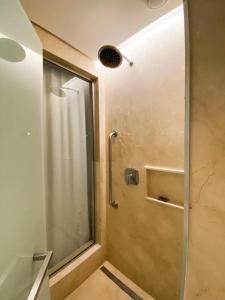 里约热内卢Hotel Nacional的带淋浴的浴室和玻璃门