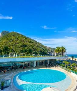 里约热内卢Hotel Nacional的大楼前的大型游泳池