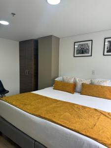 波哥大Hotel WLH Gold Bogota的一间卧室,卧室内配有一张大床