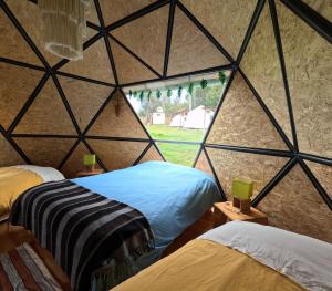 瓦拉斯Domos Cordillera Blanca的帐篷内带两张床的房间