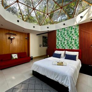 MacasMacas Glamping的一间卧室设有一张大床和大型玻璃天花板
