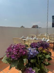 波哥大Hotel WLH Gold Bogota的挂在链子上的一束紫色花