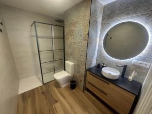 瓦伦西亚Beach Apartments Valencia的一间带水槽和镜子的浴室
