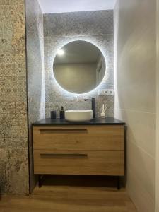 瓦伦西亚Beach Apartments Valencia的一间带水槽和镜子的浴室