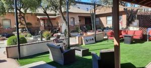 土桑El Amador Inn Downtown Tucson的房屋前方设有草地和椅子的庭院