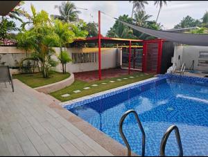 珍南海滩M-Residence的房屋前的游泳池
