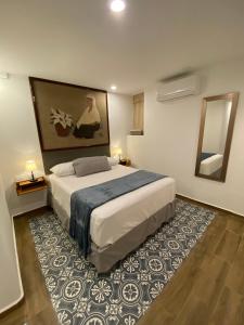 马萨特兰Hotel Tierra Marina Centro Historico的一间卧室配有一张大床和地毯。