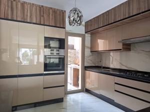 马拉喀什Villa golf prestigia marrakech的厨房配有不锈钢用具和木柜
