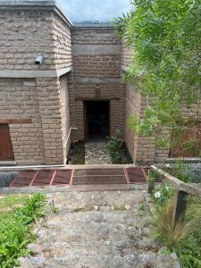 塔菲德尔瓦勒La Ramada的砖砌建筑的入口,有门