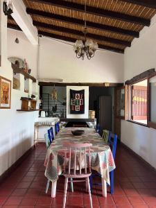 塔菲德尔瓦勒La Ramada的一间带桌子和椅子的用餐室