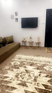 努瓦克肖特Best Residence的带沙发和平面电视的客厅