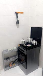 努瓦克肖特Best Residence的厨房配有带锅碗瓢盆的炉灶。