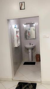 努瓦克肖特Best Residence的一间带水槽和镜子的浴室