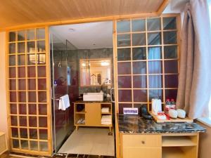杭州鲜屋酒店(西湖庆春店)的带淋浴的浴室和玻璃墙