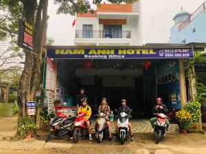 峰牙Nam Anh Hotel的一群骑摩托车的人坐在酒店前