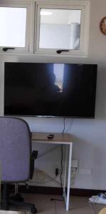 达沃市Modern 2BR Condo with Fiber Net的窗户旁墙上的平面电视