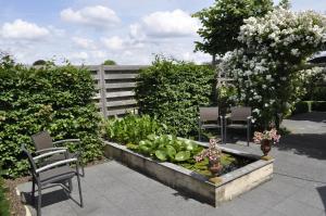 聚滕达尔德伊德斯特恩酒店的花园设有两把椅子和花园