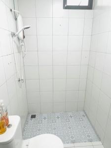 阿罗士打Imperio Homestay Alor Star的白色的浴室设有卫生间和水槽。