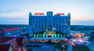 贡布Ha Tien Vegas Entertainment and Resort的上面有灯号的酒店