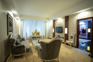 贡布Ha Tien Vegas Entertainment and Resort的酒店客房带椅子,起居室。