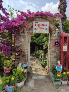锡德Side Tuana Garden Home的花店,标有读书的花卉图案