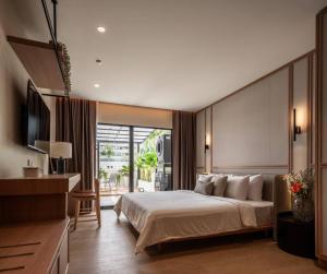 MakkasanSukhumvit 1 Blissful Rest near Bumrungrad的一间卧室配有一张大床和电视