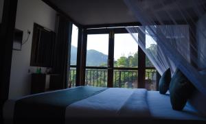 埃拉Ever Breeze Ella Hotel的一间卧室设有一张床和一个大窗户