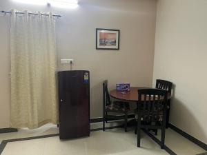 海得拉巴2 BHK Apartment at Gachibowli的用餐室配有桌椅、小桌子和桌子