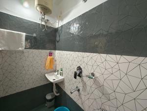 西里古里Anjali HOMESTAY的一间带水槽和瓷砖墙的浴室