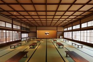 京都The Gate Hotel Kyoto Takasegawa by Hulic的大房间设有长椅和窗户
