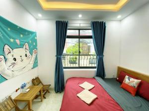 头顿Prana Vũng Tàu的小房间设有床和窗户