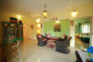 阿勒皮Bella Homestay Kerala的客厅配有椅子和桌子
