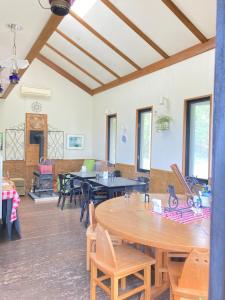 中富良野町拉科莱特山林小屋的一间带桌椅和天花板的客厅