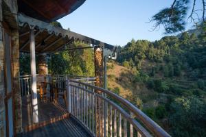 奈尼塔尔The Nature's Green Resort, Bhimtal, Nainital的山景阳台