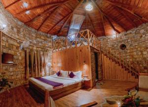 奈尼塔尔The Nature's Green Resort, Bhimtal, Nainital的一间卧室设有一张床和木制天花板