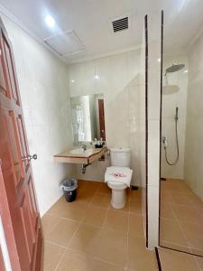 SibolgaHotel Wisata Indah Sibolga的浴室配有卫生间、盥洗盆和淋浴。