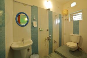 阿勒皮Bella Homestay Kerala的一间带卫生间、水槽和镜子的浴室