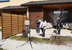 富士河口湖Hananoyado Yumefuji的一群站在房子前面的人