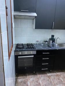 马普托MozBnb的厨房配有炉灶和水槽